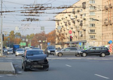 Zanevskaya Meydanı, St. Petersburg, Rusya, Ekim 2021 'de şehir caddesinde bir kazada koyu renkli bir yolcu arabası kaza yaptı.
