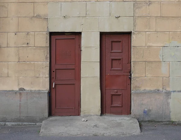 Duas Portas Entrada Castanhas Madeira Estreitas Para Edifício — Fotografia de Stock