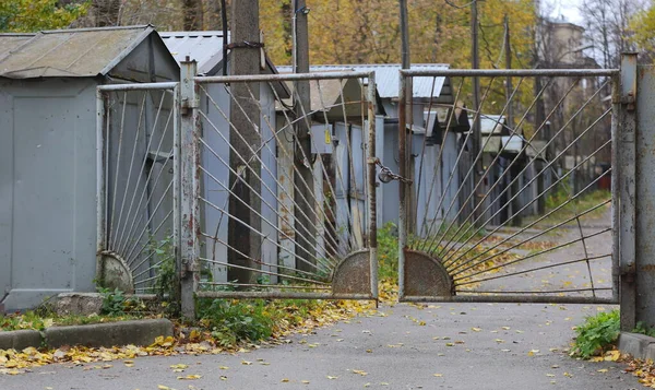 Gesloten Metalen Toegangspoort Tot Het Garagecomplex — Stockfoto