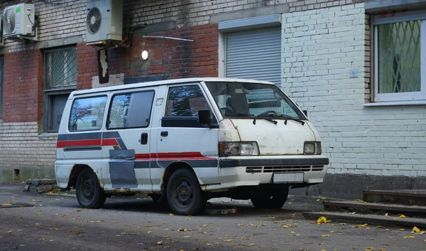 Vecchio Minibus Bianco Arrugginito Parcheggiato Muro Mattoni Della Casa Bolshevikov — Foto Stock