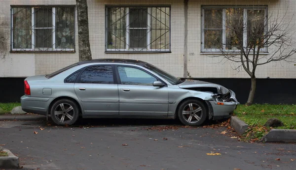 Une Voiture Particulière Brisée Est Garée Dans Cour Immeuble Résidentiel — Photo