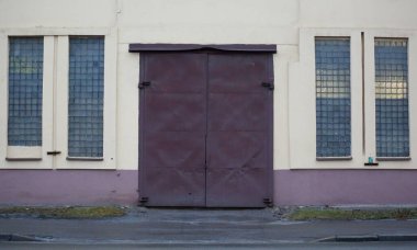 Duvardaki dar pencereli metal kapı