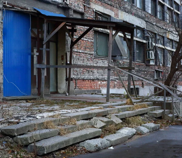 2020年12月 俄罗斯圣彼得堡7号旧式废弃商业大楼的入口 — 图库照片