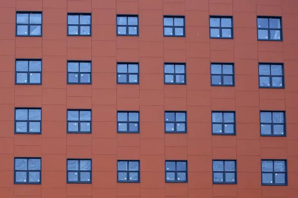 Fachada Roja Una Casa Con Ventanas Diferentes Tamaños Kremnchugskaya Ulitsa —  Fotos de Stock