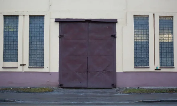 Porte Métallique Dans Mur Avec Fenêtres Étroites — Photo