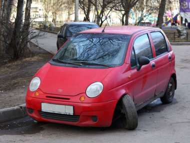 Kırık tekerlekli kırmızı yolcu vagonu, Iskrovsky Prospekt, Saint Petersburg, Rusya, Nisan 2021