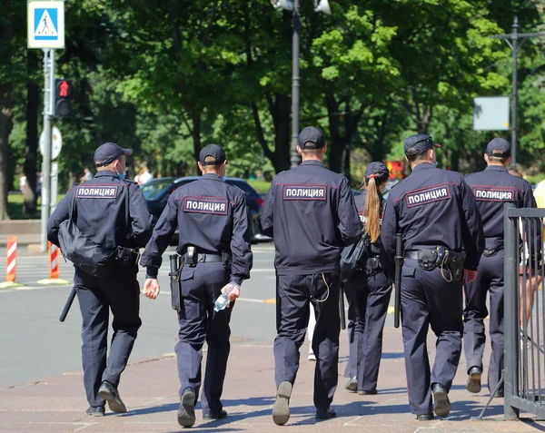 Grupp Ryska Poliser Går Längs Gatan Isaakievskaja Torg Sankt Petersburg — Stockfoto