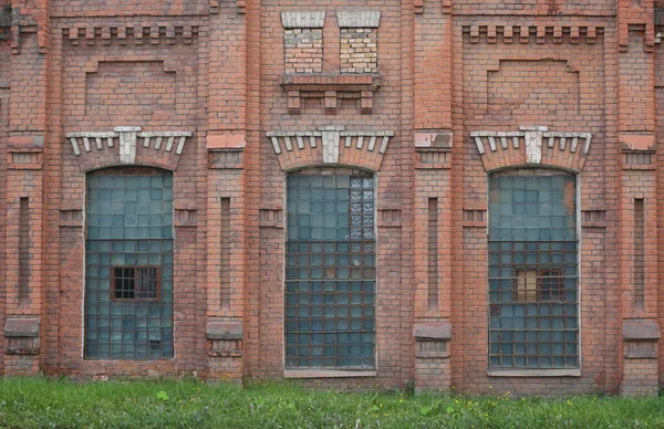 Три Стеклянных Окна Старом Кирпичном Здании — стоковое фото