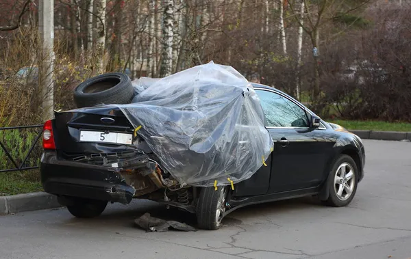 Ein Kaputter Schwarzer Personenwagen Ist Mit Plastikfolie Überzogen Kollontai Straße — Stockfoto