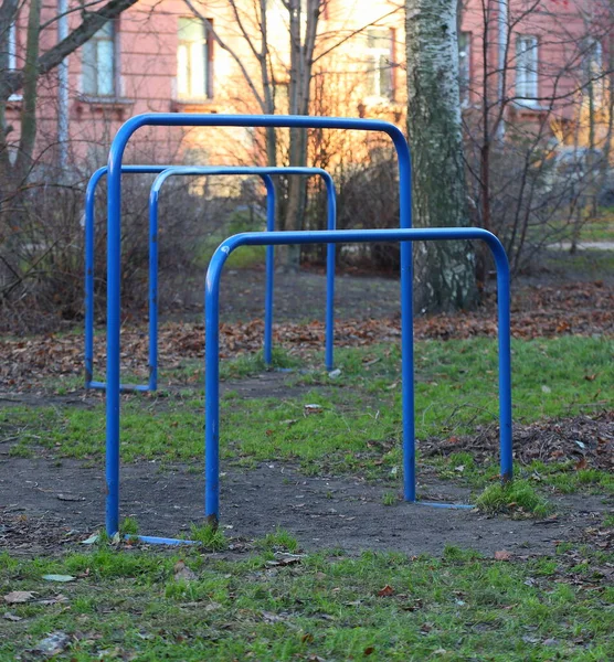 Blå Metall Multi Level Gymnastikbarer Lekplatsen Gården — Stockfoto