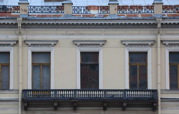 Długi Balkon Fasadzie Starego Budynku Nasyp Fontanki Petersburg Rosja Listopad — Zdjęcie stockowe