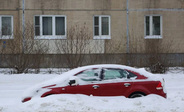 Красный Автомобиль Покрытый Белым Снегом Припаркован Жилого Дома Искровский Проспект — стоковое фото