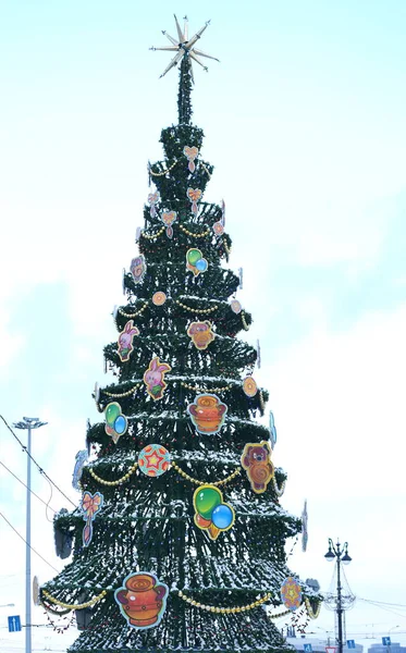 Ein Großer Geschmückter Weihnachtsbaum Auf Der Straße — Stockfoto