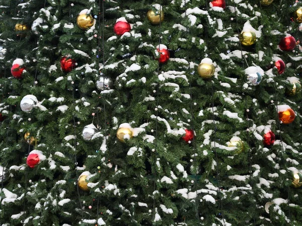 Χριστουγεννιάτικα Στολίδια Κρέμονται Στο Χριστουγεννιάτικο Δέντρο — Φωτογραφία Αρχείου