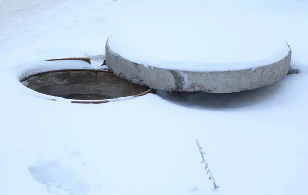Una Alcantarilla Cubierta Nieve Con Una Tapa Abierta — Foto de Stock