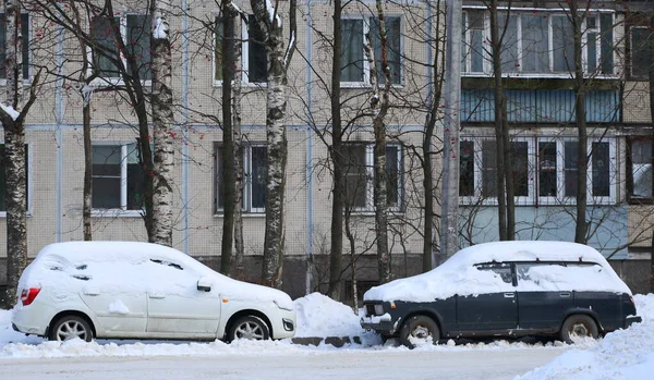 Два Заснеженных Автомобиля Дворе Жилого Дома — стоковое фото