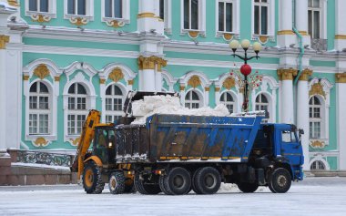 Saray Meydanı, St. Petersburg, Rusya, Ocak 2022 'de özel ekipmanlı karların kaldırılması