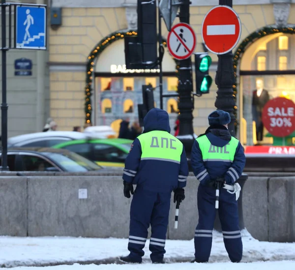 Två Ryska Poliser Reglerar Trafiken Winter Street Nevsky Prospekt Sankt Stockfoto