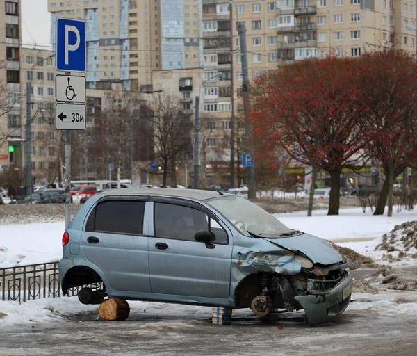 Egy Törött Világoskék Autó Áll Mozgássérültek Parkolójában Bolsevikov Sugárút Szentpétervár — Stock Fotó