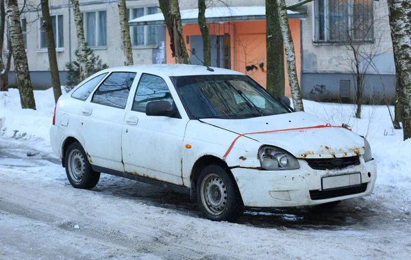Egy Régi Fehér Rozsdás Autó Parkol Udvaron Egy Lakóépület Podvoysky — Stock Fotó