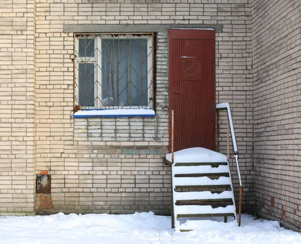 Toegang Tot Het Gebouw Met Een Metalen Trap Bedekt Met — Stockfoto