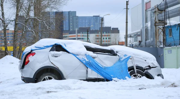 Автомобиль Покрытый Снегом Брошенный После Аварии Улица Гранитная Санкт Петербург — стоковое фото