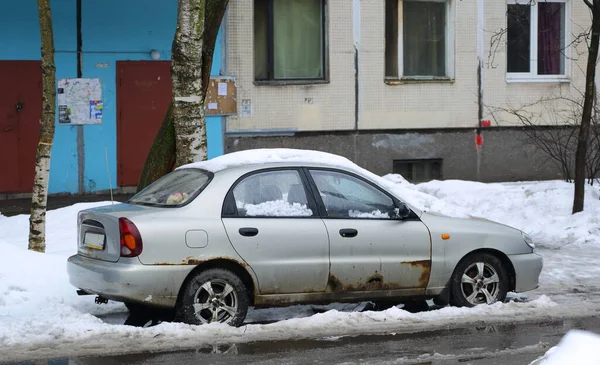 Старый Ржавый Серый Автомобиль Снегу Талой Воде Припаркован Дворе Жилого — стоковое фото