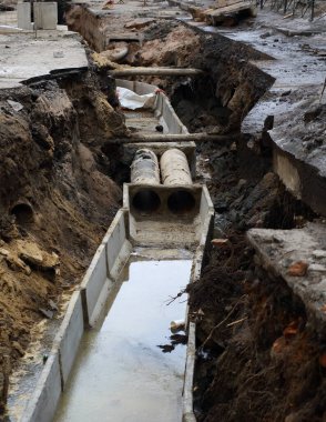 İlkbaharda kanalizasyon iletişiminin tamiri