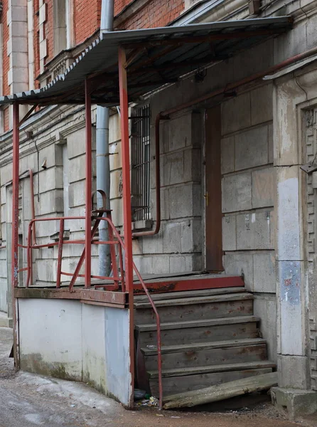 Metal Bir Veranda Kırık Ahşap Merdivenlerle Binaya Giriş — Stok fotoğraf