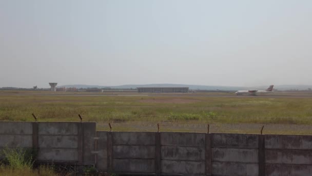 Utasszállító Repülőgép Leszálló Felé Kifutópálya Első Alkalommal Sindhudurg Maharashtra Chipi — Stock videók
