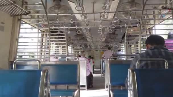 ムンバイのローカル列車で旅行する人々 ムンバイ地方列車内での撮影 — ストック動画