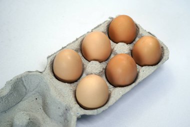 Karton kutuda taze tavuk yumurtası. On yumurtalı bir yumurta kutusu.. 