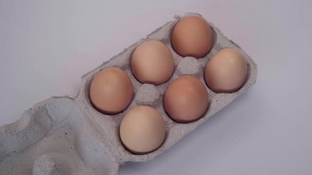 Braune Rohe Hühnereier Einer Pappschachtel Ein Eierkarton Mit Sechs Eiern — Stockvideo