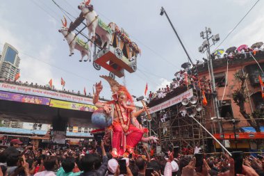 Ganapati Visarjan geçidi Girgoan 'da. Binlerce dindar Mumbai 'de Tanrı Ganesha' ya veda ediyor. 2022