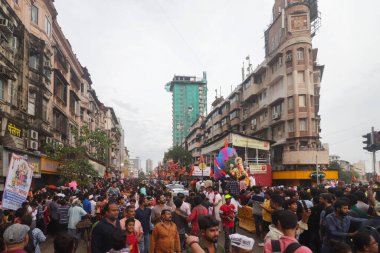 Ganapati Visarjan geçidi Girgoan 'da. Binlerce dindar Mumbai 'de Tanrı Ganesha' ya veda ediyor. 2022