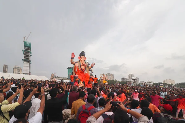 Ganapati Visarjan Processie Girgoan Duizenden Toegewijden Geven Adieu Aan Heer — Stockfoto