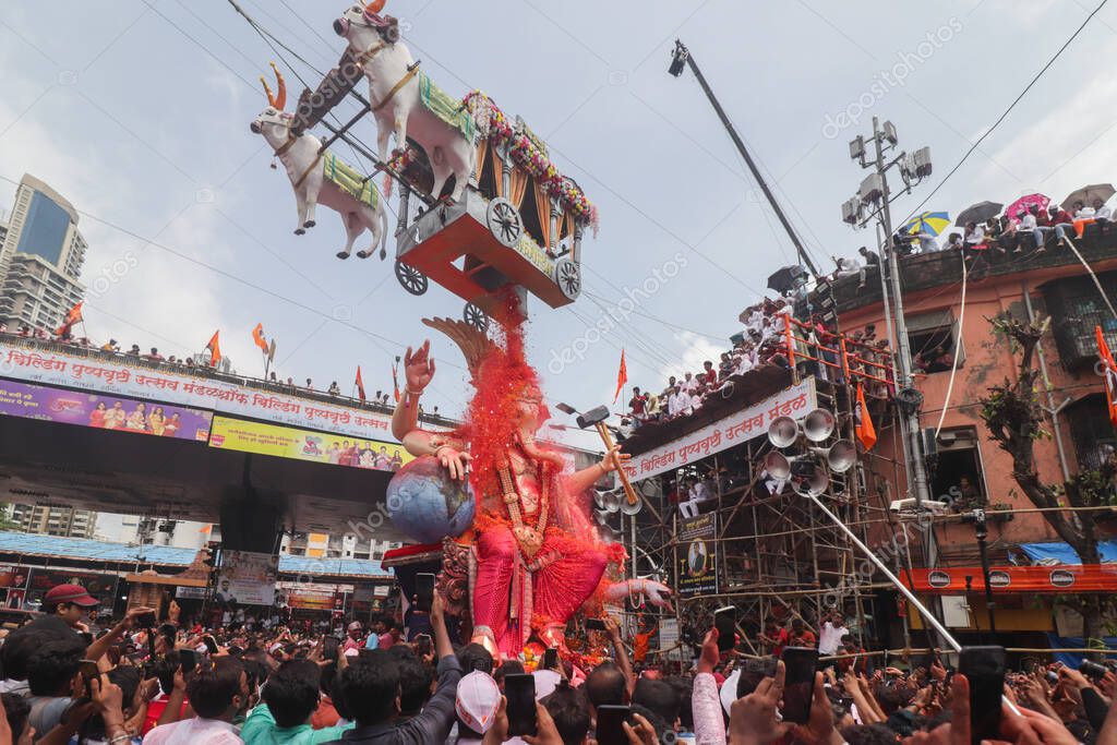 Procesión de Ganapati Visarjan en Girgoan. Miles de devotos se despiden