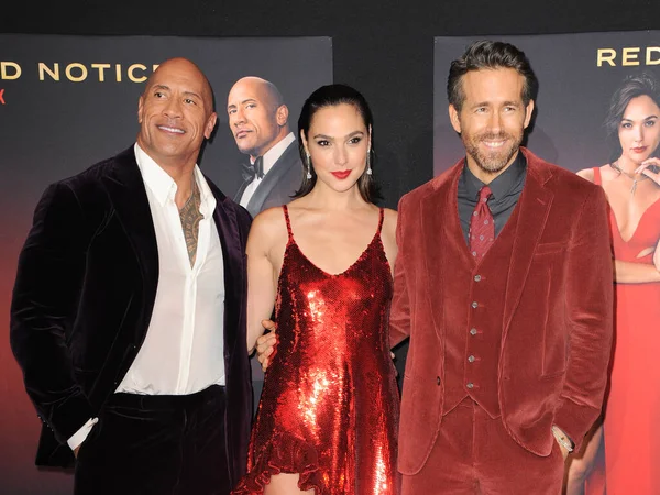 在2021年11月3日于美国洛杉矶洛杉矶举行的Netflix 红色通知 世界首映式上 Dwayne Johnson Gal Gadot和Ryan Reynolds出席了开幕式 — 图库照片