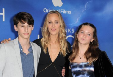 Ora Duplass, Leo Boyer ve Kim Raver, 2 Kasım 2021 'de ABD' nin Batı Hollywood kentindeki Pacific Design Center 'da düzenlenen' Finch 'filminin ilk gösteriminde.