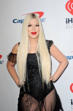 Tori Spelling, 3 Aralık 2021 'de Inglewood, ABD' deki Forum 'da düzenlenen 102.7 KIIS FM' in Jingle Ball 2021 'de.