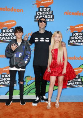 Travis Barker, Alabama Luella Barker ve Landon Asher Barker, Nickelodeon'ın 2018 Kids'Choice Awards Forum Inglewood, ABD'de 24 Mart 2018 düzenlenen.