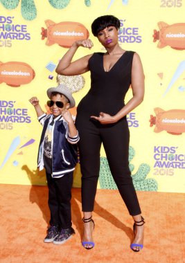 Jennifer Hudson ve David Daniel Otunga Jr., 28 Mart 2015 'te Inglewood, ABD' deki Forum 'da düzenlenen 28. Yıllık Çocuk Seçimi Ödülleri' nde.