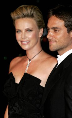 HOLYWOOD, CA - 10 Ekim 2005: Charlize Theron ve Stuart Townsend 'North Country' nin Los Angeles galasında 10 Ekim 2005 'te Hollywood, ABD' deki Grauman 's Chinese Theatre' da gerçekleştirildi..
