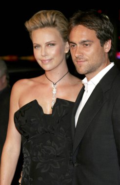 HOLYWOOD, CA - 10 Ekim 2005: Charlize Theron ve Stuart Townsend 'North Country' nin Los Angeles galasında 10 Ekim 2005 'te Hollywood, ABD' deki Grauman 's Chinese Theatre' da gerçekleştirildi..
