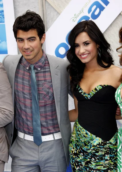 Joe Jonas Demi Lovato Los Angeles Premiere Oceans Held Capitan — Stock Photo, Image