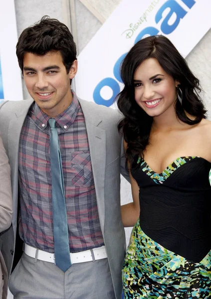 Joe Jonas Und Demi Lovato Bei Der Premiere Von Oceans — Stockfoto