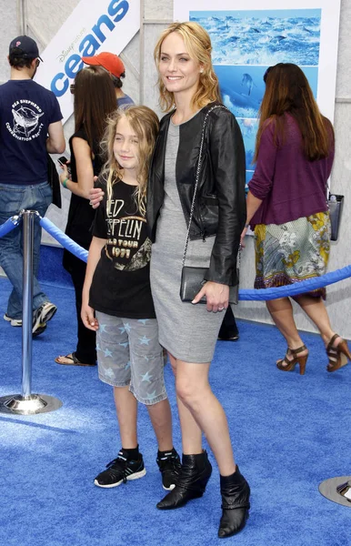 Amber Valletta 'Okyanuslar' ın Los Angeles galasında 17 Nisan 2010 'da Hollywood El Capitan Tiyatrosu' nda düzenlendi..