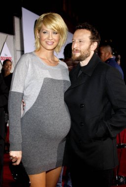 HOLYWOOD, CA - NOVEMBER 09, 2009: Jenna Elfman ve Bodhi Elfman, 9 Kasım 2009 'da Hollywood, ABD' deki El Capitan Tiyatrosu 'nda düzenlenen' Old Dogs 'filminin dünya prömiyerinde.