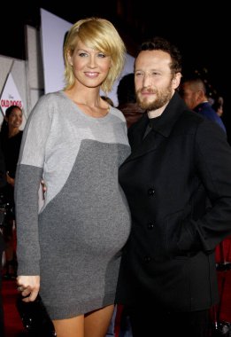 HOLYWOOD, CA - NOVEMBER 09, 2009: Jenna Elfman ve Bodhi Elfman, 9 Kasım 2009 'da Hollywood, ABD' deki El Capitan Tiyatrosu 'nda düzenlenen' Old Dogs 'filminin dünya prömiyerinde.