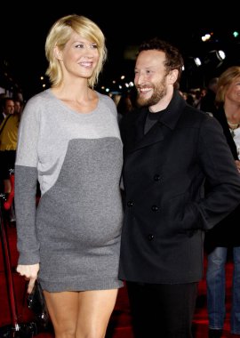 HOLYWOOD, CA - NOVEMBER 09, 2009: Jenna Elfman ve Bodhi Elfman, 9 Kasım 2009 'da Hollywood, ABD' deki El Capitan Tiyatrosu 'nda düzenlenen' Old Dogs 'filminin dünya prömiyerinde.